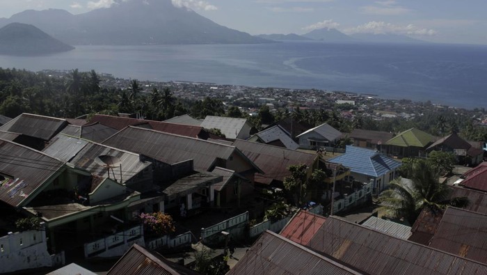 Potret Kampung Tertua Foramadiahi di Ternate Suasana perkampungan di Kampung tua Foramadiahi, Kecamatan Pulau Ternate, Kota, Ternate, Maluku Utara, Kamis (19/10/2023). Kampung Foramadiahi terletak di puncak bagian selatan Gunung Gamalama, merupakan salah satu kampung tertua di Kota Ternate yang menjadi awal mula kerajaan kesultanan Ternate terbentuk dan memiliki sejarah bagi perjuangan bangsa Indonesia melawan penjajah bangsa portugis pada tahun 1254. Kini kampung tersebut akan dikembangkan pemerintah daerah menjadi objek wisata sejarah dan edukasi dengan melibatkan semua masyarakat sehingga diharapkan dapat meningkatkan kunjungan wisatawan.ANTARA FOTO/Andri Saputra /Spt.