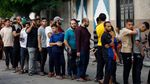 Potret Warga Gaza Antre Beli Roti