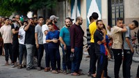 Antrean mengular panjang meski toko belum buka. 