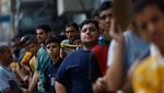 Potret Warga Gaza Antre Beli Roti