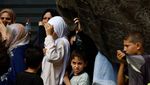 Potret Warga Gaza Antre Beli Roti