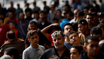 Potret Warga Gaza Antre Beli Roti