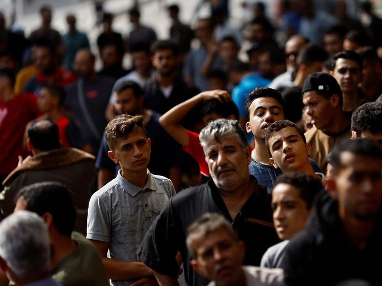 Potret Warga Gaza Antre Beli Roti