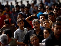 Potret Warga Gaza Antre Beli Roti
