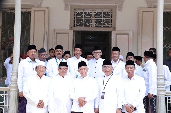 Presiden Jokowi melakukan pertemuan dengan kiai sepuh NU di kantor PCNU Surabaya, Minggu (22/10/2023).