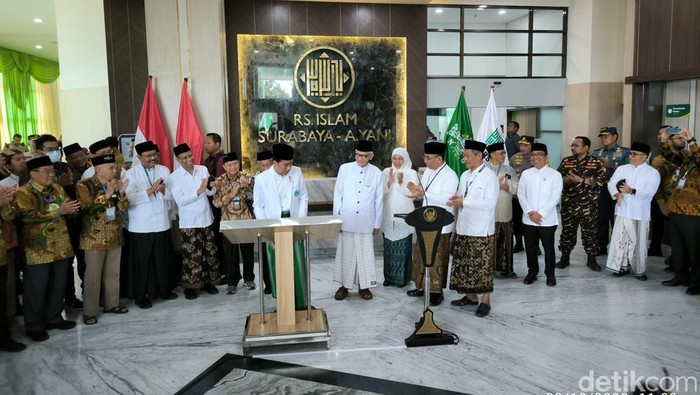 Presiden Jokowi saat menandatangani prasasti Gedung Tower RSIS A Yani.
