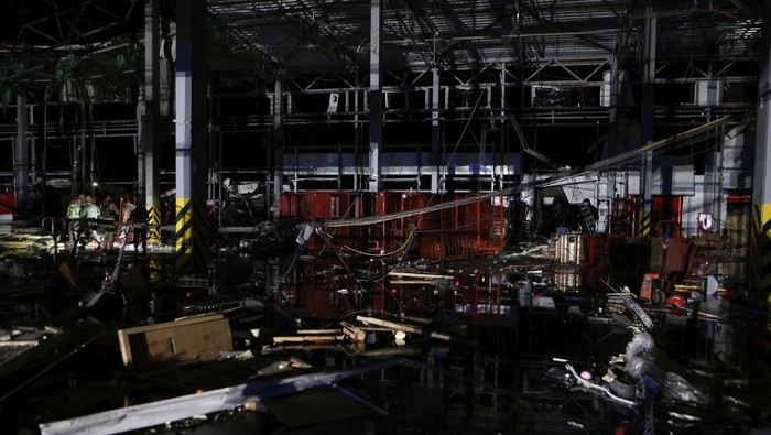Pusat Distribusi Pos Ukraina Hancur Dirudal Rusia Police officers inspect a postal distribution centre of Nova Post company hit by Russian missiles, amid Russia's attack on Ukraine, in the village of Korotych, outside of Kharkiv, Ukraine October 22, 2023. REUTERS/Sofiia Gatilova