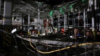 Bangunan layanan pos Nova Poshta Ukraina tersebut tampak hancur. 