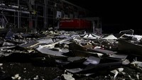 Kantor kejaksaan regional mengatakan gedung tersebut telah dihantam dua rudal S-300 yang ditembakkan pasukan Moskow di wilayah Belgorod, Rusia, sebelah utara Kharkiv. Kharkiv adalah kota terbesar kedua di Ukraina dan hanya berjarak 30 km dari perbatasan Rusia. 