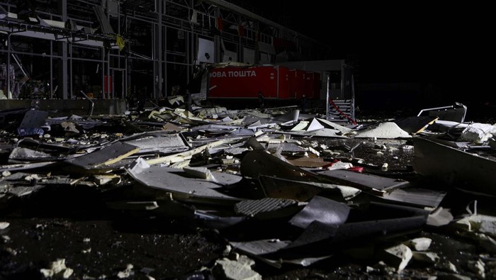 Police officers inspect a postal distribution centre of Nova Post company hit by Russian missiles, amid Russia's attack on Ukraine, in the village of Korotych, outside of Kharkiv, Ukraine October 22, 2023. REUTERS/Sofiia Gatilova