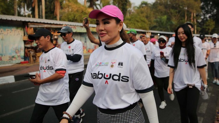 Ratusan Orang Ikuti Jalan Sehat di Jakarta Ratusan orang mengikuti jalan sehat bersama di Jakarta, Minggu (22/10/2023). Kegiatan ini dilakukan untuk menumbuhkan budaya berjalan kaki.