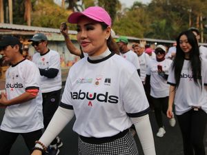 Ratusan Orang Ikuti Jalan Sehat di Jakarta