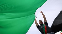 Massa juga membentangkan bendera Palestina berukuran besar. 