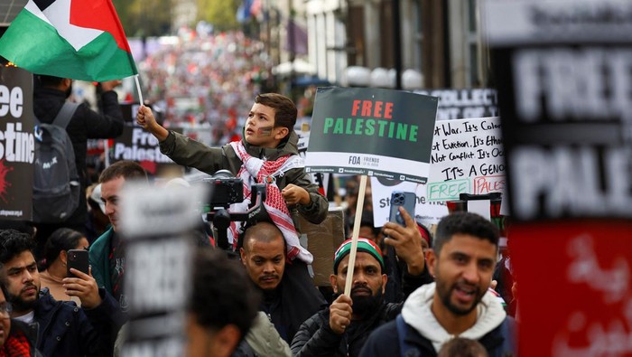 A demonstrator holds a sign, at a protest in solidarity with Palestinians in Gaza, amid the ongoing conflict between Israel and the Palestinian Islamist group Hamas, in London, Britain, October 21, 2023. REUTERS/Hannah McKay     TPX IMAGES OF THE DAY