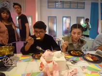 Sarwendah Ajak Betrand Peto dan 2 Putrinya Makan di Restoran Korea AYCE