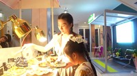 Sarwendah sendiri, dikenal sebagai ibu rumah tangga banyak andil dalam merawat anak-anaknya. Bahkan Sarwendah kerap mengajak anak-anaknya makan bersama. Foto: YouTube The Onsu Family