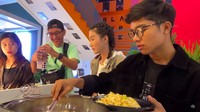 Selain itu, Sarwenda juga merekomendasikan Betrand Peto untuk mencicipi menu nasi goreng. Foto: YouTube The Onsu Family