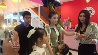 Dalam momen tersebut, terlihat Betrand Peto yang ikut memilih makanan bersama Sarwendah dan adik-adiknya. Foto: YouTube The Onsu Family