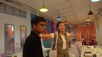 Banyak netizen yang menilai bahwa sikap Betrand Peto terhadap ibu angkatnya tersebut sebagai hal yang kurang pantas. Foto: YouTube The Onsu Family