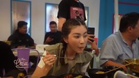 Sarwendah kembali jadi perbincangan lantaran diduga menampilkan raut wajah yang risih ketika di dekat Betrand Peto. Foto: YouTube The Onsu Family