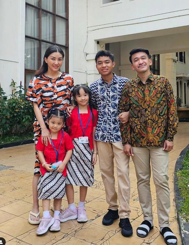 Betrand Peto diadopsi oleh Ruben Onsu dan Sarwendah ketika menginjak usia 14. Pasangan tersebut menganggap Betrand seperti darah dagingnya sendiri. Ruben dan Sarwendah memiliki dua anak kandung perempuan. Foto: dok. Instagram/@sarwendah29 @betrandpetoputraonsu