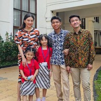 Betrand Peto diadopsi oleh Ruben Onsu dan Sarwendah ketika menginjak usia 14. Pasangan tersebut menganggap Betrand seperti darah dagingnya sendiri. Ruben dan Sarwendah memiliki dua anak kandung perempuan. Foto: dok. Instagram/@sarwendah29 @betrandpetoputraonsu