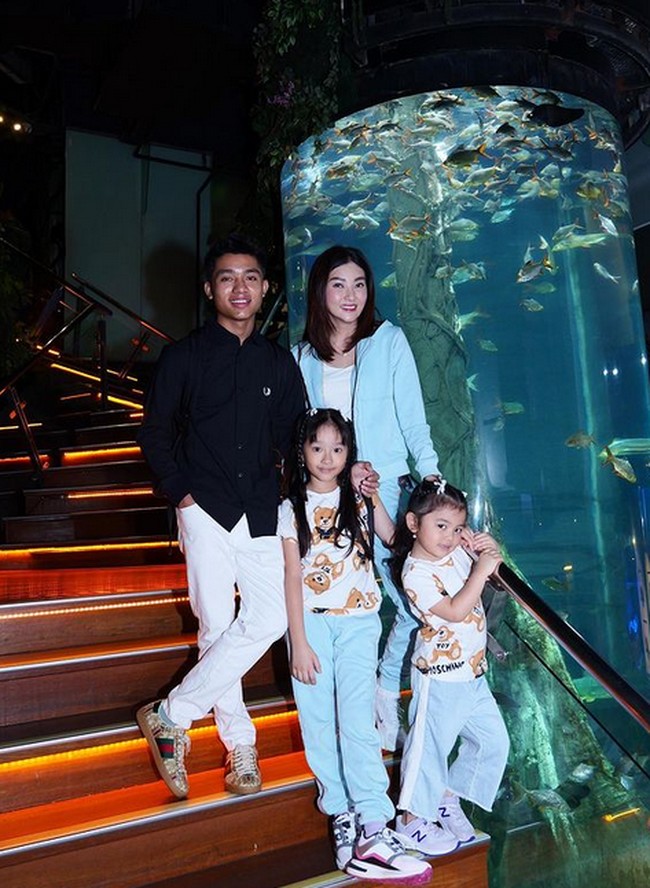 Di berbagai kesempatan, Betrand ikut menemani Sarwendah berjalan-jalan dan menjaga kedua adik sambungnya itu.Foto: dok. Instagram/@sarwendah29 @betrandpetoputraonsu