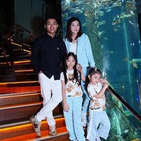 Di berbagai kesempatan, Betrand ikut menemani Sarwendah berjalan-jalan dan menjaga kedua adik sambungnya itu.Foto: dok. Instagram/@sarwendah29 @betrandpetoputraonsu