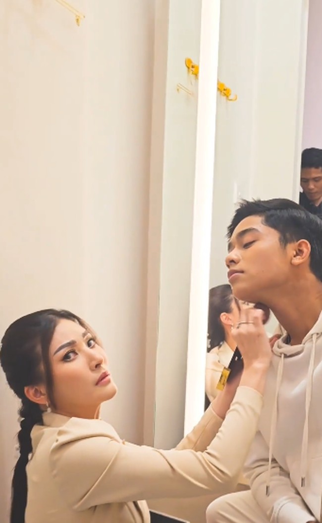 Emak-emak apa sih yang engga bisa,” tulis Sarwendah di keterangan videonya yang tengah mendandani Betrand yang memiliki panggilan Onyo itu. Foto: dok. Instagram/@sarwendah29 @betrandpetoputraonsu