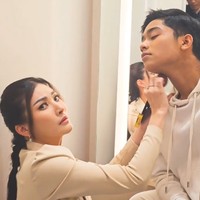 Emak-emak apa sih yang engga bisa,” tulis Sarwendah di keterangan videonya yang tengah mendandani Betrand yang memiliki panggilan Onyo itu. Foto: dok. Instagram/@sarwendah29 @betrandpetoputraonsu