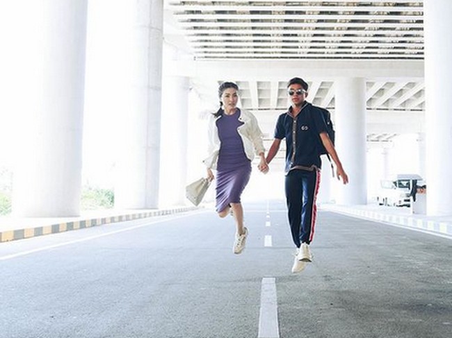 Namun sejak Betrand masuk ke keluarga Ruben, kedekatannya dengan ibu angkatnya tersebut kerap menjadi sorotan. Tingkah polah Betrand dianggap berlebihan. Foto: dok. Instagram/@sarwendah29 @betrandpetoputraonsu