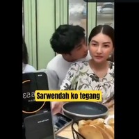 Sejumlah netizen membagi tangkapan layar dari video Betrand Peto mencium pipi Sarwendah. “Sarwendah kok tegang,” begitu tulis di video tersebut. Banyak netizen yang menafsirkan bahwa bahasa tubuh Sarwendah yang tidak nyaman dengan sikap Betrand Peto yang berusia 18 itu. Foto: dok. Twitter