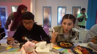 Beginilah kedekatan Sarwendah dengan anak-anaknya. Mereka mengatakan bahwa makanan Korea di restoran tersebut enak-enak. Foto: YouTube The Onsu Family