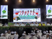 Selawat Bareng Habib Syech Pungkasi Puncak Hari Santri di Surabaya