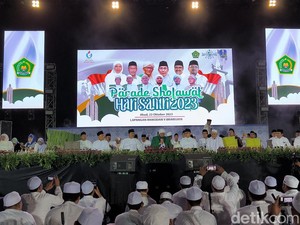 Lautan Manusia Selawatan Bareng Habib Syech Pungkasi Peringatan Hari Santri