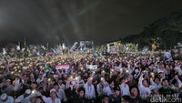 Ratusan ribu jemaah mengangkat HP dan menyalakan cahaya usai mendapat komando Habib Syech