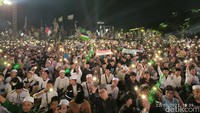Ratusan ribu cahaya HP para jemaah membanjiri Lapangan Kodam V/Brawijaya
