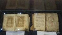 Diantara naskah kuno tulisan tangan yang dipamerkan