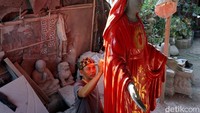 Tiga tahun kemudian, ia membuka usaha kerajinan patung batu andesit sendiri di rumahnya. Bisnis kerajinannya ini tetap eksis selama 20 tahun.