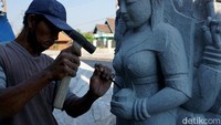 Salah satunya Deni Indianto (44), pemilik Majapahit Art Stone. Sejak tahun 2000, Deni mengasah keterampilannya memahat batu dari tetangganya, Wakidi yang kini sudah almarhum.