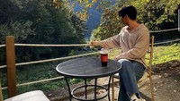 Menikmati suasana musim gugur di Korea Selatan, Siwon tampak ditemani segelas minuman mirip teh. Pemandangannya bagus ya! Foto: Instagram siwonchoi