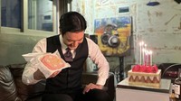 Siwon berpose bahagia dengan kue ulang tahun. Ada yang dipegang dan bertopping stroberi. Foto: Instagram siwonchoi