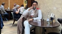Member SuperJunior ini tampak tengah berkunjung ke London. Ia menikmati momen minum minuman hangat di sebuah kafe. Foto: Instagram siwonchoi