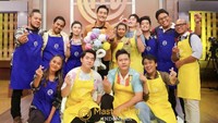 Peserta MasterChef Indonesia musim ke-11 begitu senang kedatangan juri tamu spesial seperti Siwon. Mereka pun tak melewatkan foto bersama. Foto: Instagram masterchefina