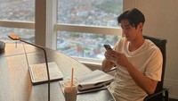 Suasana kerja Siwon benar-benar memanjakan mata. Saat kerja ia juga ditemani segelas minuman dingin. Foto: Instagram siwonchoi