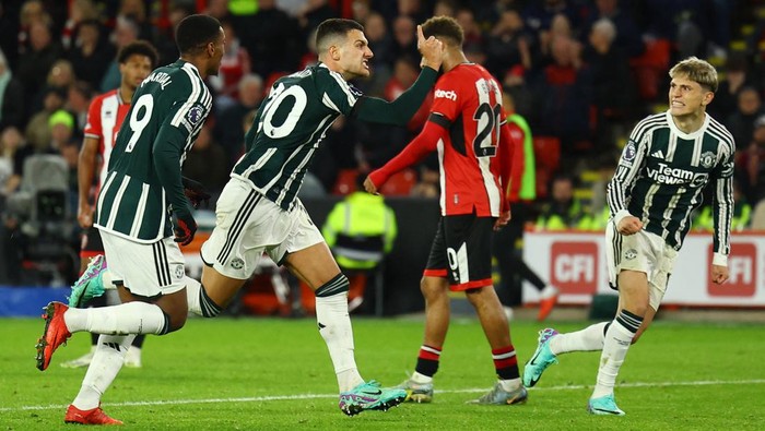 Soccer Football - Premier League - Sheffield United v Manchester United - Bramall Lane, Sheffield, Britain - October 21, 2023 Manchester Uniteds Diogo Dalot celebrates scoring their second goal with Anthony Martial and Alejandro Garnacho REUTERS/Molly Darlington NO USE WITH UNAUTHORIZED AUDIO, VIDEO, DATA, FIXTURE LISTS, CLUB/LEAGUE LOGOS OR LIVE SERVICES. ONLINE IN-MATCH USE LIMITED TO 45 IMAGES, NO VIDEO EMULATION. NO USE IN BETTING, GAMES OR SINGLE CLUB/LEAGUE/PLAYER PUBLICATIONS.