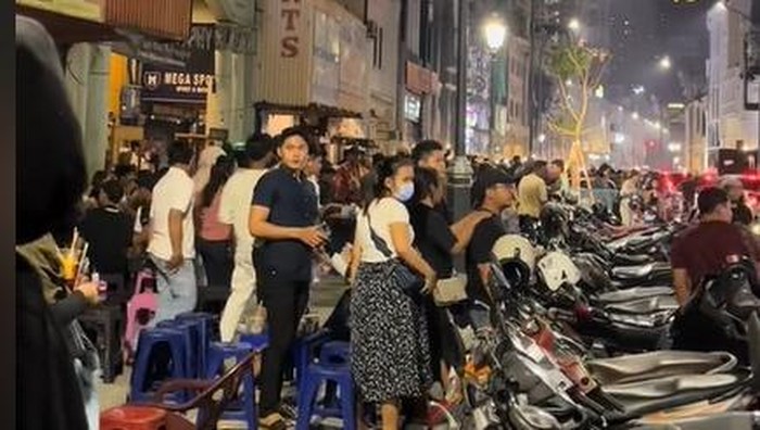 Suasana penertiban pedagang angkringan Kesawan oleh Satpol PP Medan (Foto: Tangkapan layar video viral)