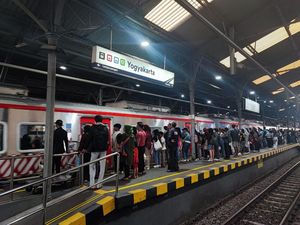 Maaf KAI Buntut Calon Penumpang KRL Dilarang Masuk Stasiun Tugu untuk Salat