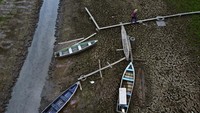Perahu-perahu ini pun tidak dapat digunakan karena tersmpar di daratan. 