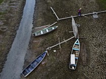 Sungai di Brasil Mengering, Perahu-perahu Ini Terdampar